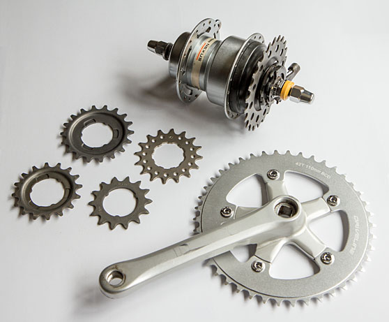 Internally geared hub, cogs and chainwheel