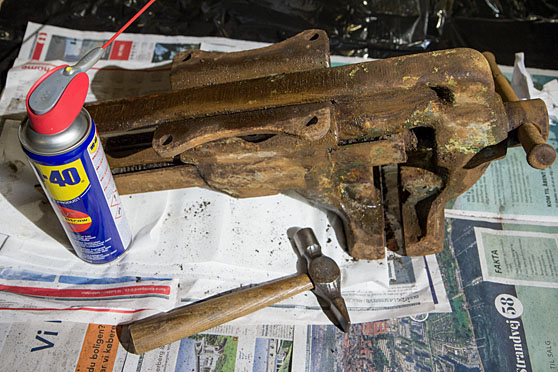 Loosen rusted together parts